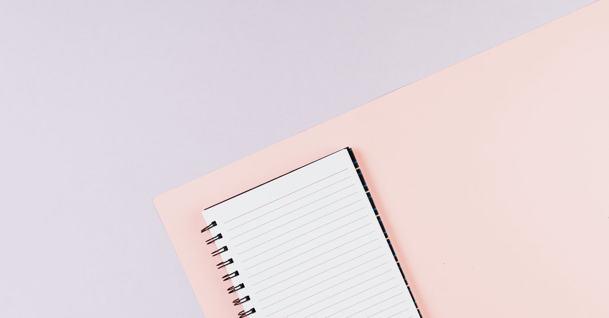 家族が食卓を囲みながら買い物リストを確認している様子